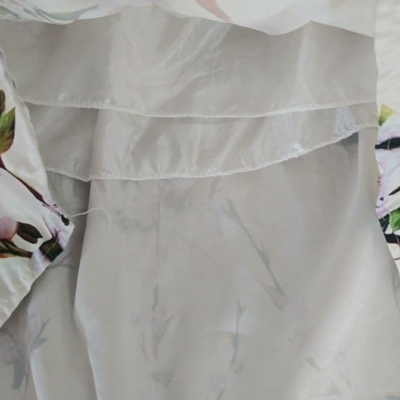 White satin skirt with cherry blossom print - Picture 7 of 7